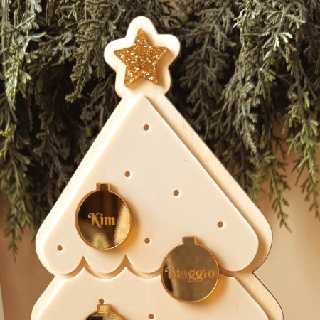 Sapin de Noël familial en bois et plexiglass – Personnalisé avec les prénoms