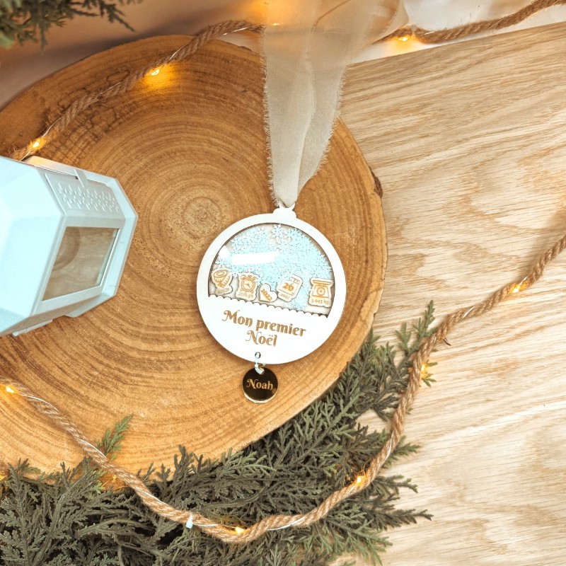 Boule de Noël “Mon Premier Noël” en bois – Avec breloques naissance & prénom suspendu