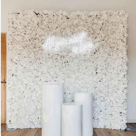 Mur de fleurs blanches artificielles en location | Décor événementiel
